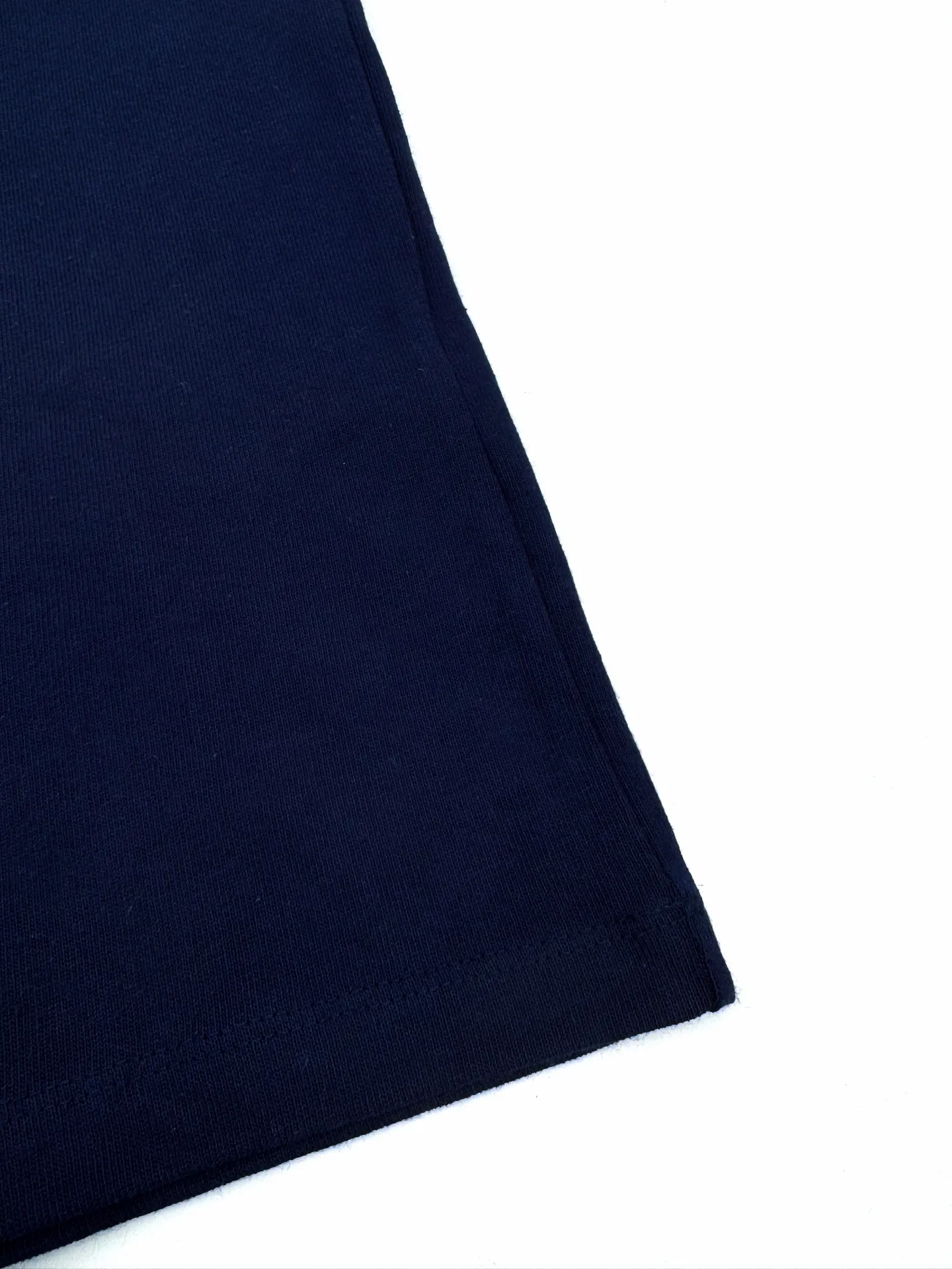 P190 Ralph Lauren logo embroidered short sleeves. Customized cotton and linen soft plain fabric. It feels delicate and comfortable against the skin. A touch of midnight navy blue is the main color. Exquisite white pony logo is embellished. Fully recognizable. With a breath of freedom and vitality. A symphony of pure and smart colors. It outlines a high-end silhouette with extreme simplicity. Becoming the smart focus of the vision. Showing taste in silence. Process 1: Using imported machine embroidery technology using advanced computer control systems and precise mechanical components. Realize the iconic pony embroidery operation with high precision and smooth and delicate lines. Process 2: The fabrics are washed and have a better hand feel. Not easy to deform, not easy to shrink, not easy to fade, and maintain long-term beauty. Accessories: Customized 1:1 Ralph Lauren trademark. Version: Fitted version. Size: S M L XL. Style number: CC933.